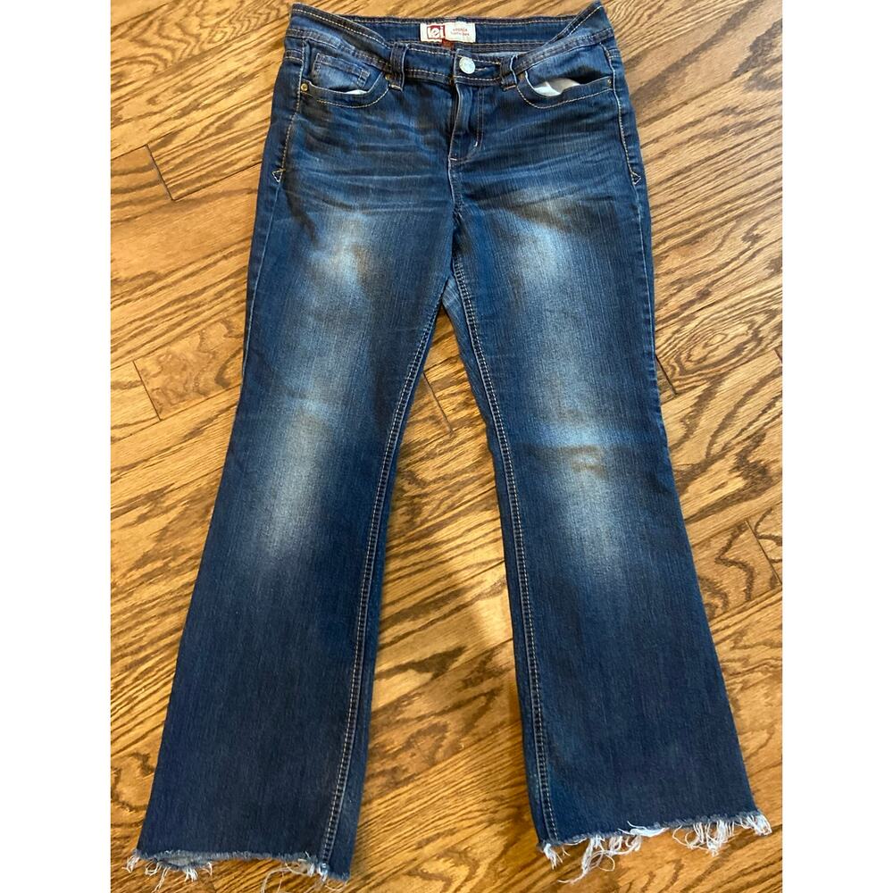 L.E.I‎ Juniors 11 Low Waisted Boot Cut Raw Hem Jeans GUC